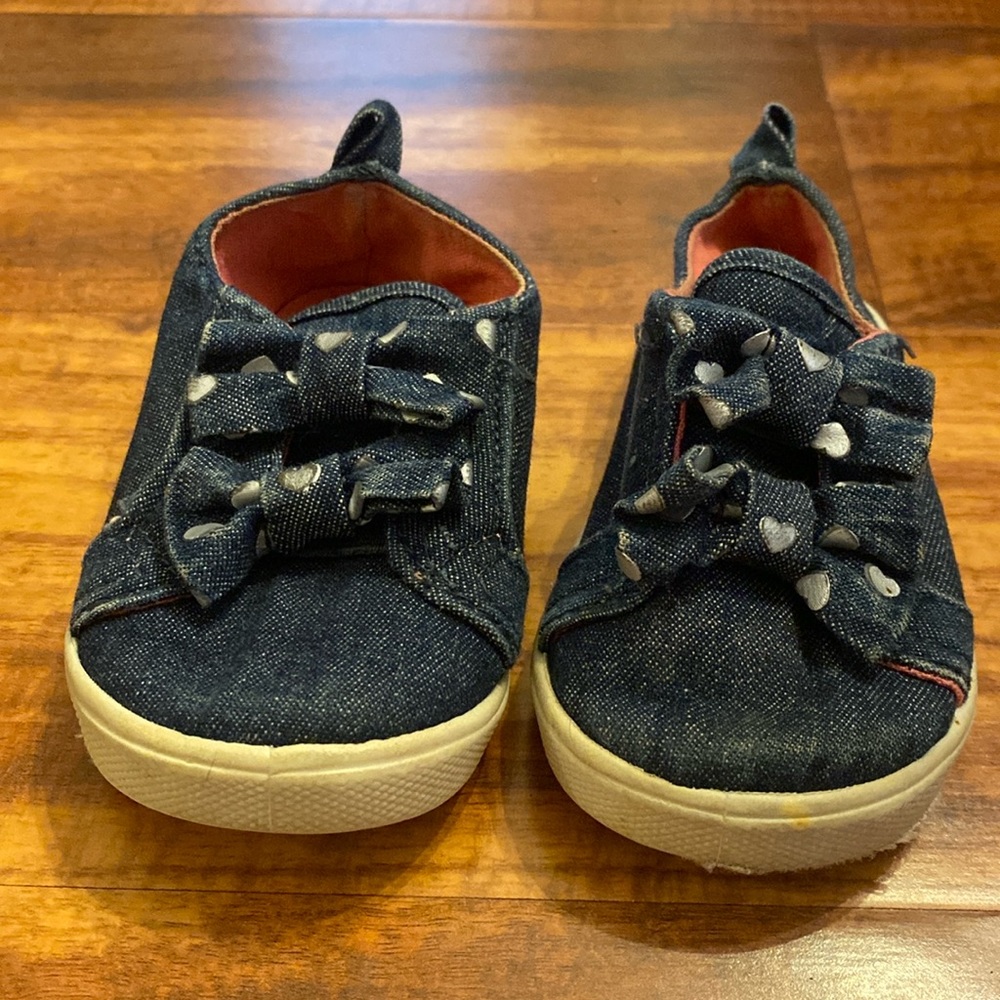 Garanimals, size 4, denim girls shoe with dotted bow detail